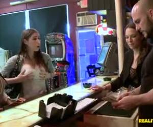 Na het neuken pijpt ze de grote lul vol kut geil